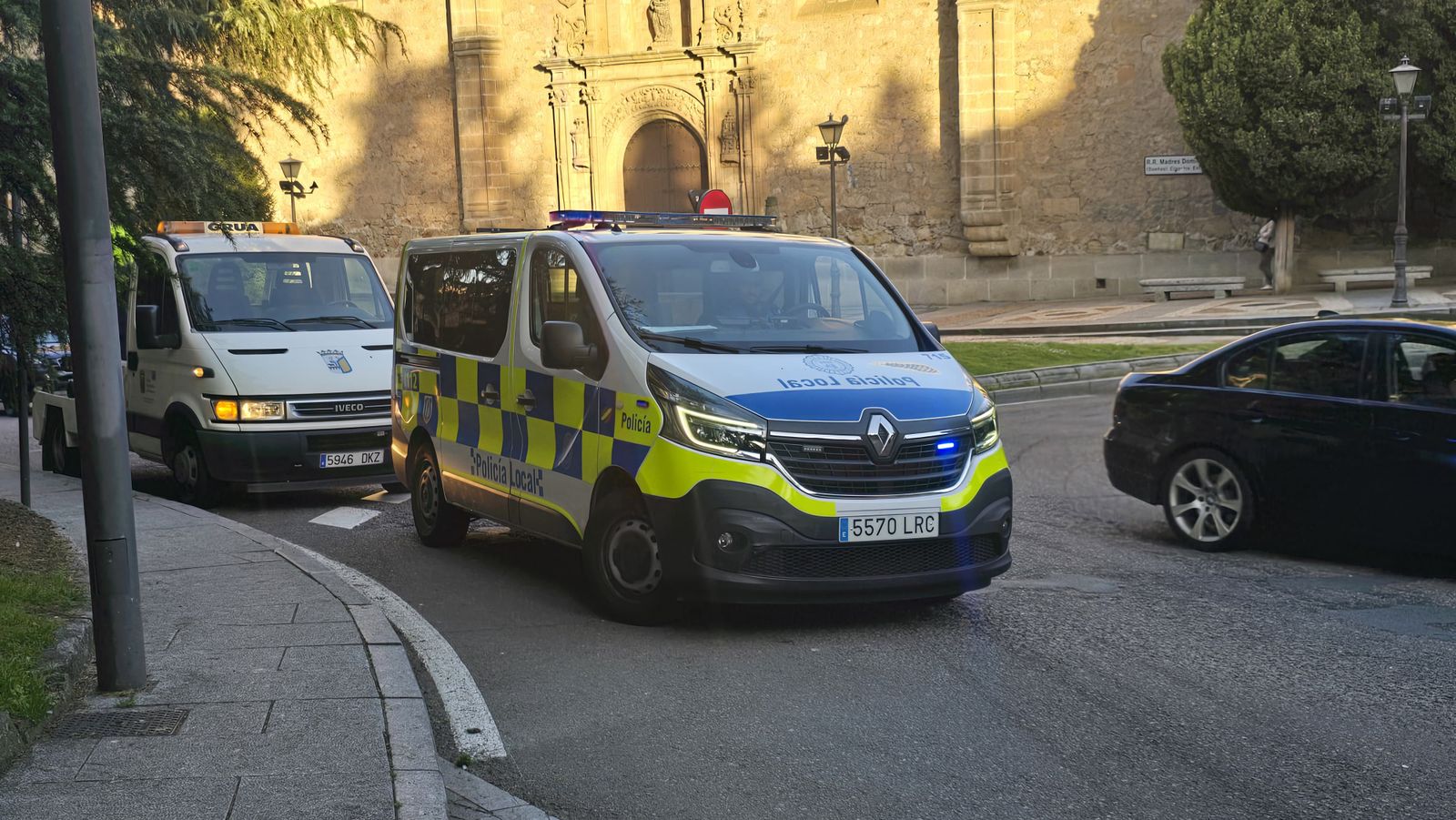 Policía Local en la glorieta del Concilio de Trento