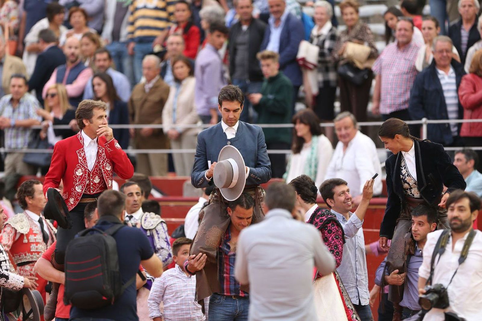 Hermoso de Mendoza, Sergio Galán y Lea Vicens, a hombros en la corrida de rejones