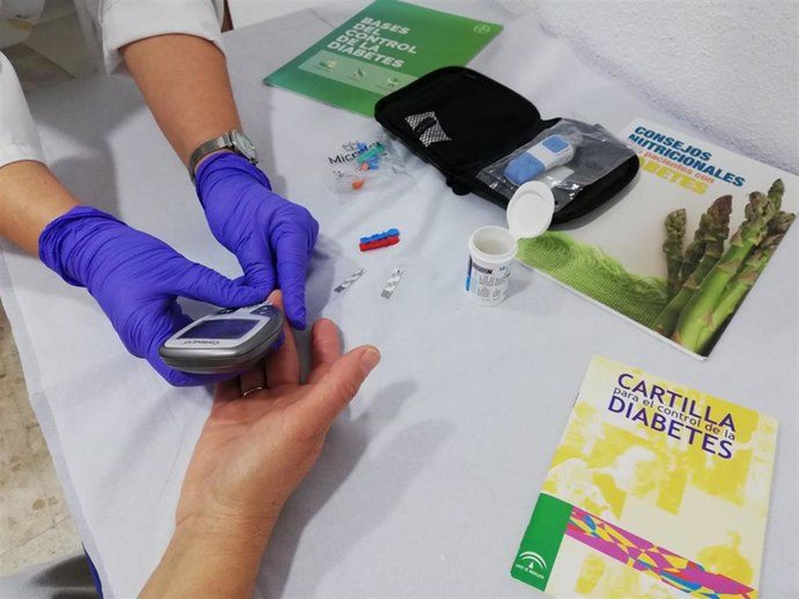Prueba de control de la diabetes. Foto EP  Junta de Andalucía