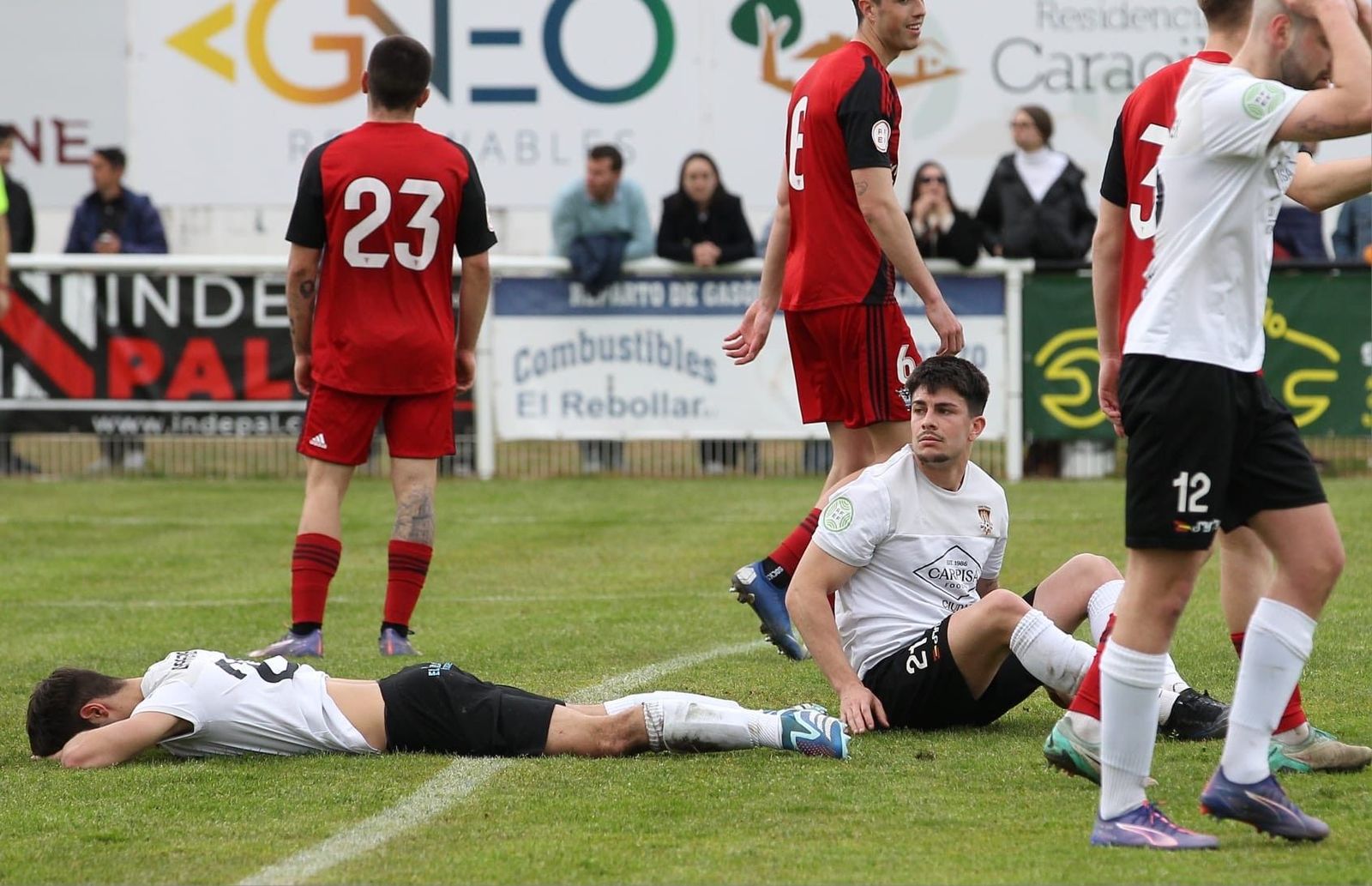 Los jugadores del Ciudad Rodrigo se lamentan ante el Mirandés B