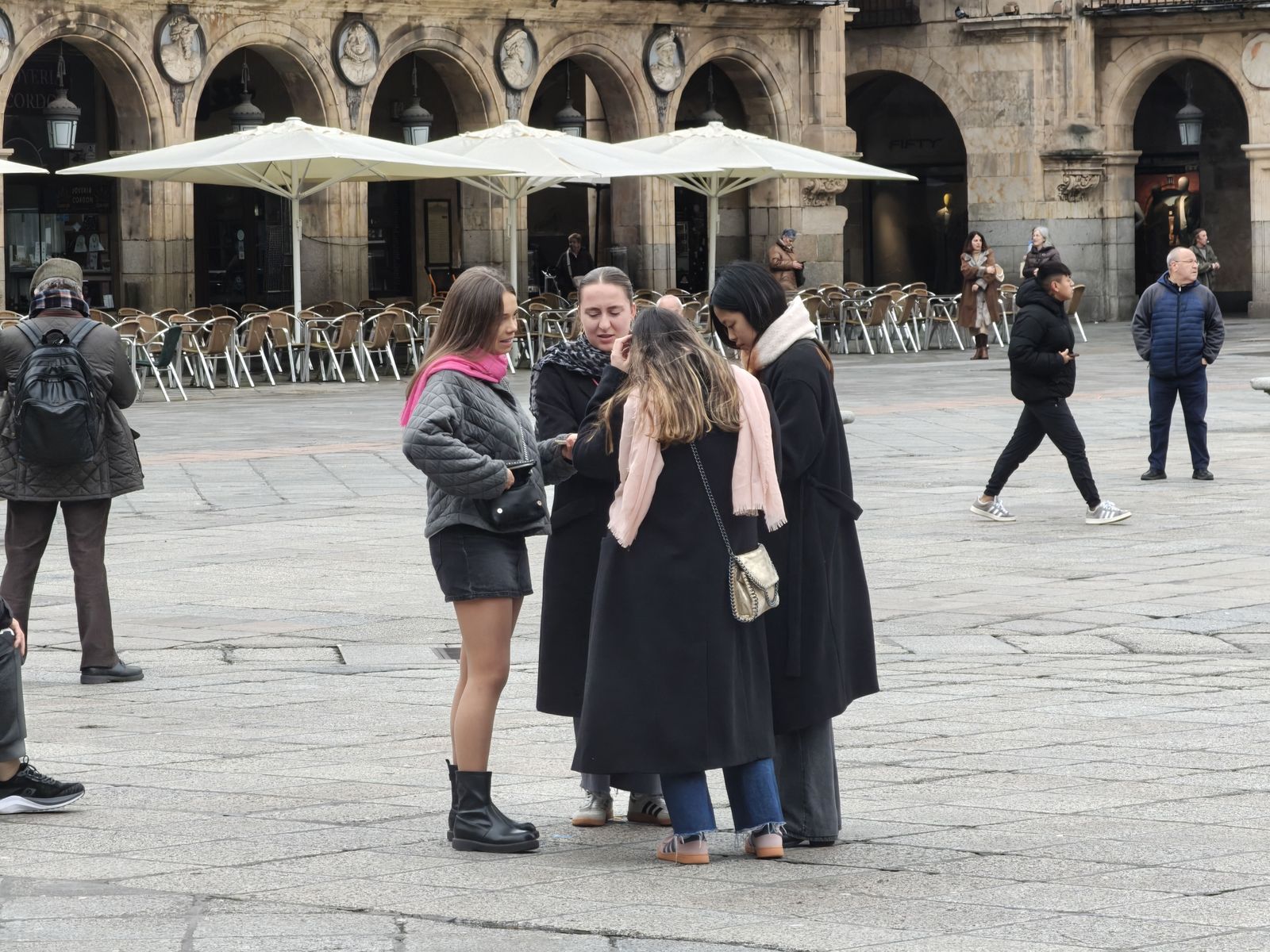 Gente y turistas paseando y haciendo turismo por Salamanca