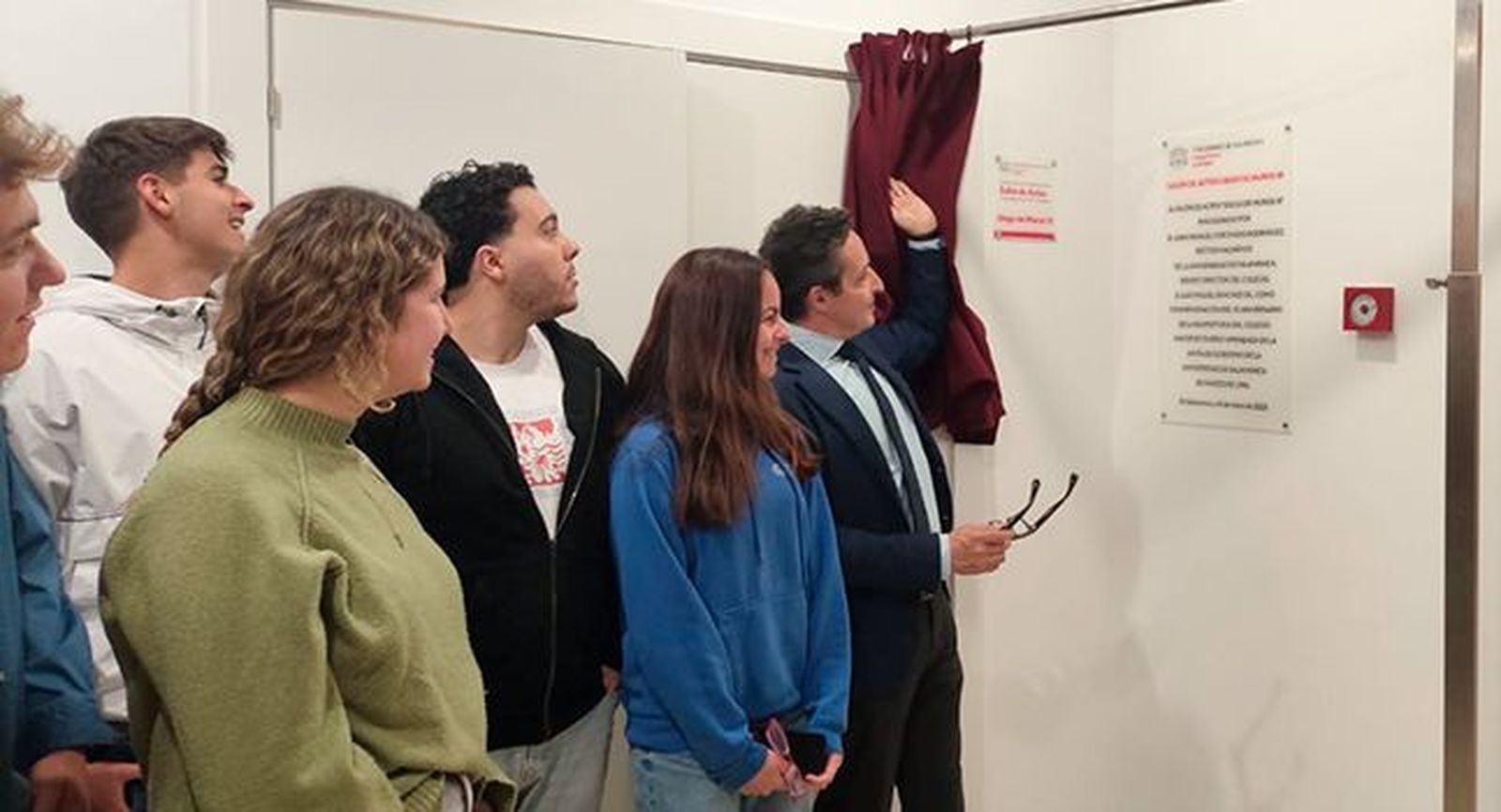 El rector de la USAL inaugura el renovado Salón de Actos 'Diego de Muros III' del Colegio Mayor de Oviedo en su 30 aniversario