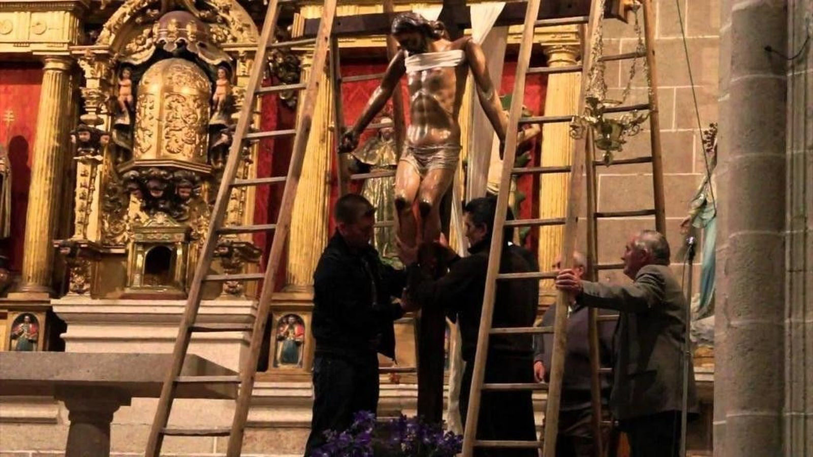 Lumbrales vuelve a presenciar el Descendimiento antes de la procesión del Santo Entierro