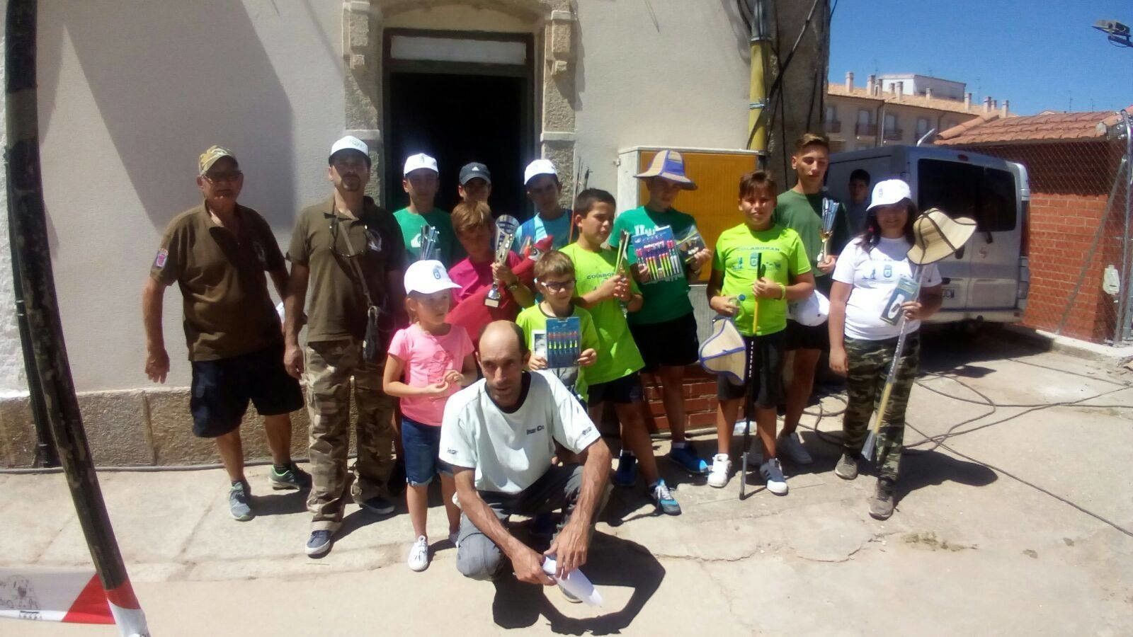 Pequeños pescadores con premio