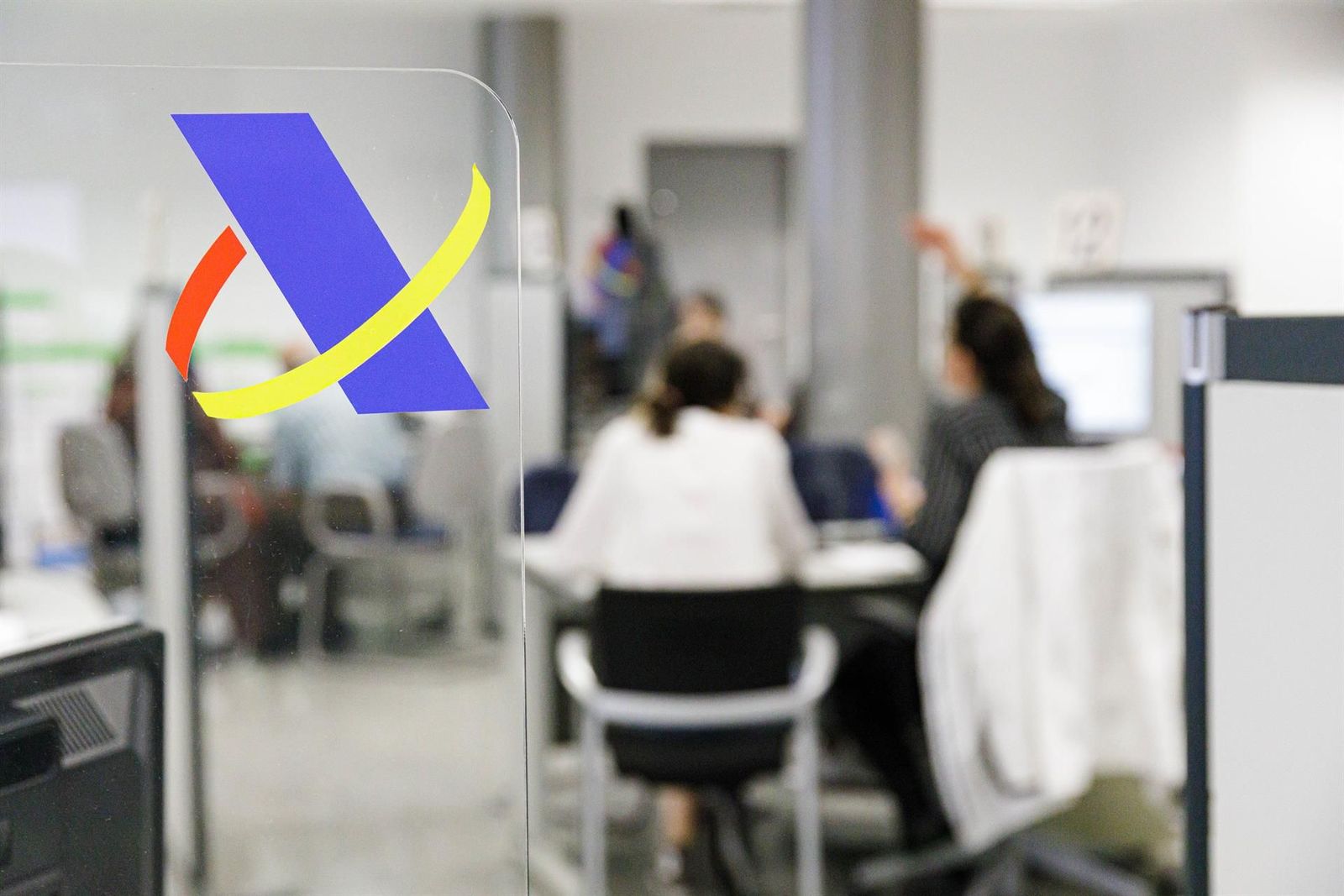 Varias personas son atendidas en la Agencia Tributaria. Carlos Luján - Europa Press. Archivo.