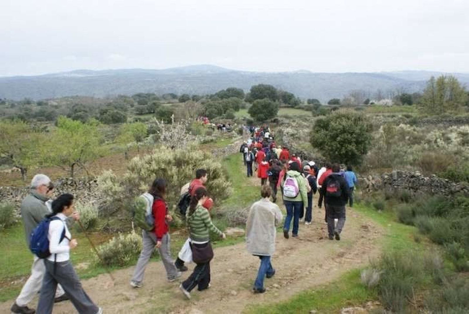 Nueva cita con el senderismo en familia con el Club de Montaña de la Armuña en Cáceres