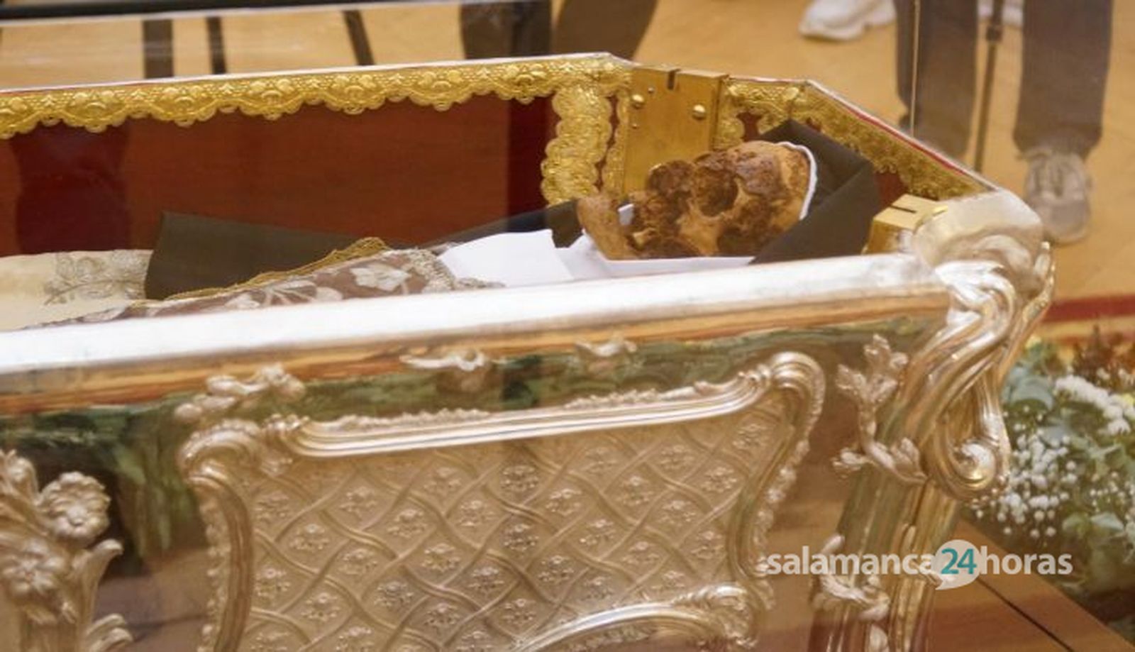 Apertura de la basílica de la Anunciación para venerar el cuerpo de Santa Teresa en Alba de Tormes. Fotos Juanes (19)