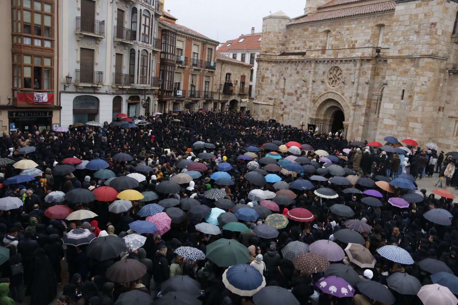 Suspensión de la procesión de la Virgen de la Soledad. FOTOS: Víctor Garrido